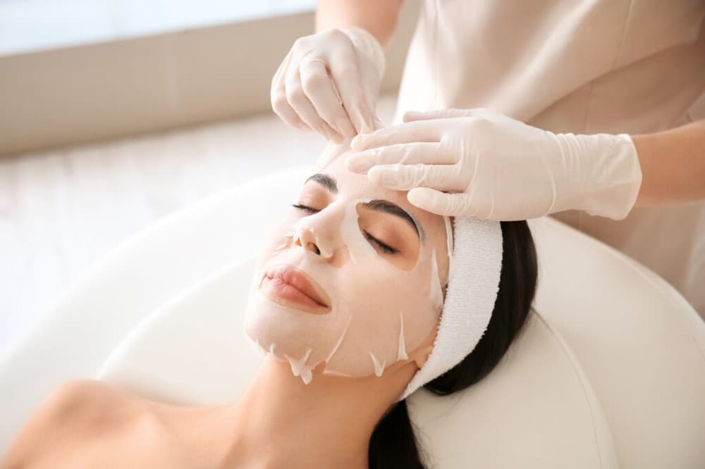 Tratamiento facial en el spa